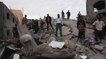 Des Palestiniens inspectent les ruines d'une maison dans le camp de Jebaliya dans le Nord de la bande de Gaza, samedi 17 novembre 2012.&nbsp; (HATEM MOUSSA / SIPA)