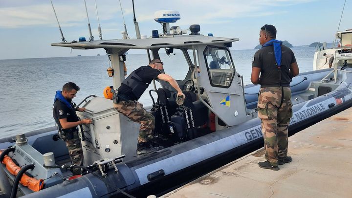 Le bateau de la brigade nautique de la gendarmerie de Mayotte, au départ des côtes de Mamoudzou, mardi 25 avril 2023. (SANDRINE ETOA-ANDEGUE)