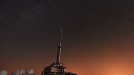 Le 13h de France 2 a posé ses caméras, vendredi 19 août, à l’observatoire du Pic du Midi, terrain de jeu exceptionnel pour les astronomes en herbe, et pour les scientifiques. C’est d’ailleurs pour financer la recherche que l’Observatoire propose aux visiteurs d’y passer une nuit. (FRANCE 2)