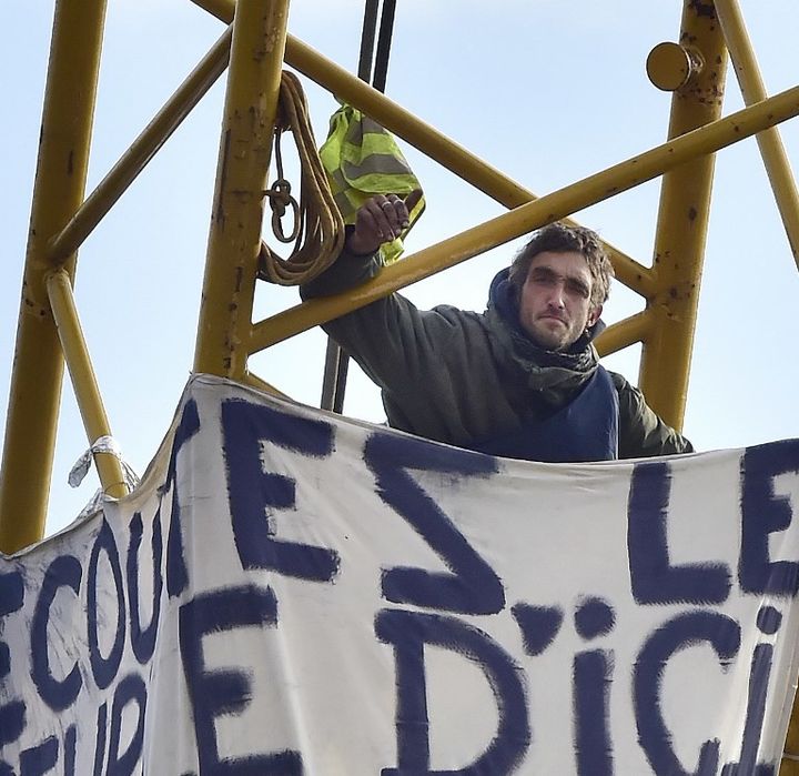 Jeremie Kerdraon, opposant à la construction du contournement du Beynac, au sommet d'une grue du chantier
 (GEORGES GOBET / AFP)