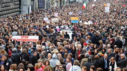 Marche des femmes à Naples pour la défense de leur dignité suite aux scandales sexuels où est impliqué Berlusconi. (AFP/MARIO LAPORTA)