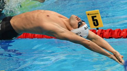 Mewen Tomac a remporté le 200m dos aux championnats de France de natation à Chartres.&nbsp; (ATTILA KISBENEDEK / AFP)