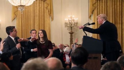 Le journaliste de CNN Jim Acosta s'écharpe avec Donald Trump en pleine conférence de presse.&nbsp; (FRANCE 2)