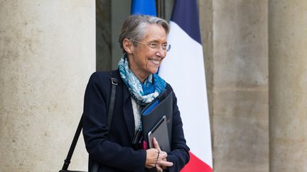 Elisabeth Borne, alors ministre du Travail, quitte son ministère le 22 décembre 2021 à Paris. (SANDRINE MARTY / HANS LUCAS / AFP)