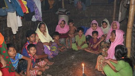 ces Rohingyas ont fuil a Birmanie, comme 21.000 de leurs compagnons d'infortune. L'ONU affirme qu'un nettoyage éthnique est en cours dans l'ouest du pays. Les soldats birmans incendient leurs villages, violent et tuent tout ce qui ressemble à un Rohingya, en toute impunité. Les autorités dénient aux Rohingyas le droit d'être Birmans, alléguant qu'ils ne seraient pas dans le pays depuis assez longtemps. Les représentants ont beau certifier leur présence depuis plusieurs siècles, les Rohingyas et leur dialecte du sud du Bangladesh sont apatrides et persécutés avec constance. (ROHINGYA MUSLIMS FLEE TO BANGLADESH)