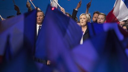 La candidate du FN à la présidentielle Marine Le Pen et son soutien Nicolas Dupont-Aignan, en meeting commun au Parc des Expositions de Villepinte, le 1er mai 2017. (JOEL SAGET / AFP)