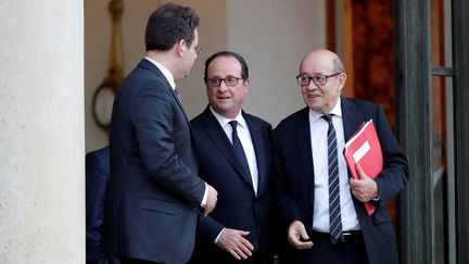 Le Président de la République François Hollande entouré du ministre de la Défense Jean-Yves Le Drian, et du ministre de l'Intérieur Matthias Fekl à la sortie du conseil de défense le 7 avril 2017. (PHILIPPE WOJAZER / REUTERS)