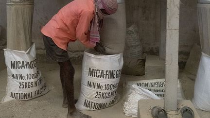 font de ce minerai un produit phare des grandes entreprises comme le groupe français l’Oréal. Kodermla dans le Jharkhand, l’une des régions les plus pauvres du pays voient alors l’éclosion d’innombrables mines clandestines. (François-Olivier Dommergues/SIPA)