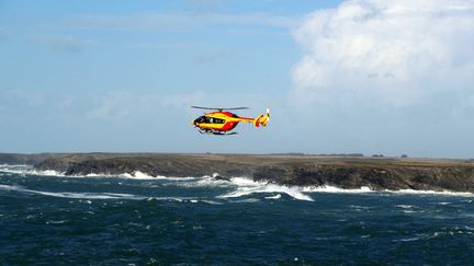 Un h&eacute;licopt&egrave;re de la S&eacute;curit&eacute; civile au large de Belle-Ile-en-Mer (Morbihan), le 28 octobre 2013. (  MAXPPP)