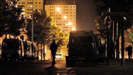 Des v&eacute;hicules de police stationnent dans le quartier d'Amiens-Nord (Somme), le 15 ao&ucirc;t 2012. (PHILIPPE HUGUEN / AFP)