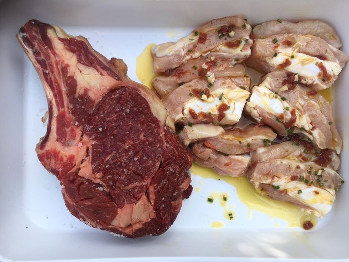 Côte de bœuf et tendrons de veau marinés. (Laurent Mariotte / Radio France)