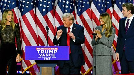 Donald Trump danse après avoir revendiqué sa victoire à l'élection présidentielle américaine, le 6 novembre 2024. (JIM WATSON / AFP)