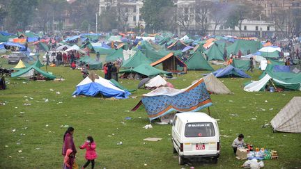 Comme de nombreux habitants de Katmandou (N&eacute;pal), de nombreux Fran&ccedil;ais ont d&ucirc; trouver refuge dans des abris de fortune au lendemain du s&eacute;isme qui a frapp&eacute; le pays samedi 25 avril. (PRAKASH MATHEMA / AFP)