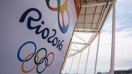 11 décembre 2016, Rio de Janeiro (Brésil). Une bannière avec le logo des JO de Rio qui se tiendront en 2016.  (AFP PHOTO / YASUYOSHI CHIBA)