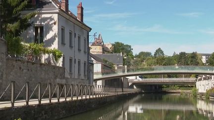 France 3 vous propose de partir à la découverte de la ville de Montargis (Loiret), avec plus de 130 ponts et passerelles. (France 3)