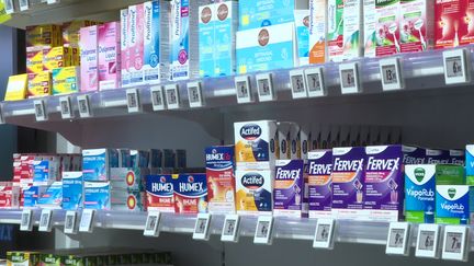 Les étages de médicaments sans ordonnance de cette pharlacie restent pleins. (France 3 Occitanie)