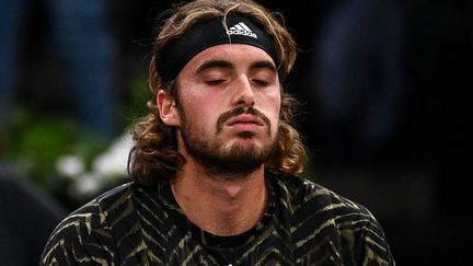 Le Grec, Stefanos Tsitsipas a été contraint à l'abandon au deuxième tour du Masters 1000 de Paris, le mercredi 3 novembre 2021. (CHRISTOPHE ARCHAMBAULT / AFP)