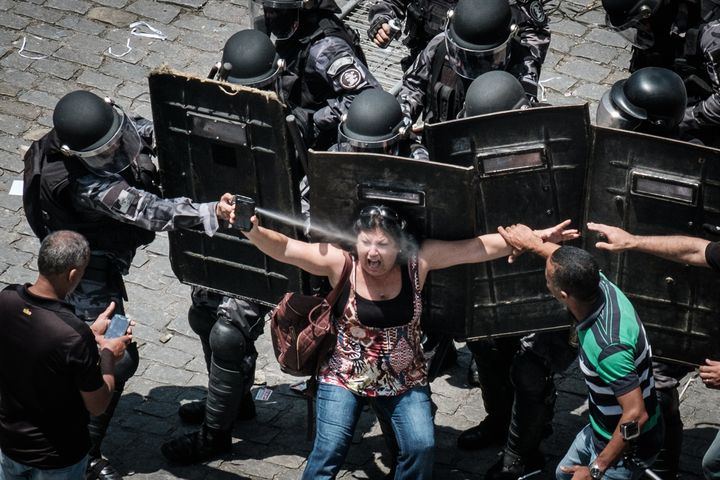 Manifestation devant l'Assemblée législative de Rio de Janeiro le 16 novembre 2016. (YASUYOSHI CHIBA / AFP)