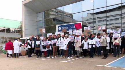 Pour la deuxième fois en un mois, les médecins libéraux sont en grève, lundi 26 décembre. Les syndicats dénoncent toujours la dégradation de leurs conditions de travail et réclament le doublement du tarif de leurs consultations. (France 3)