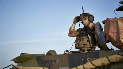 Un soldat de l'opération Barkhane lors d'une opération au nord du Burkina Faso au Sahel, le 10 novembre 2019. (MICHELE CATTANI / AFP)