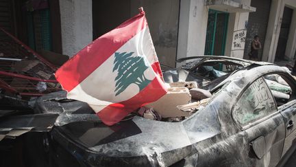 Les dégâts dans une rue de Beyrouth, le 9 août 2020, cinq jours après la double explosion qui a frappé la capitale du Liban.&nbsp; (THOMAS DEVENYI / HANS LUCAS / AFP)