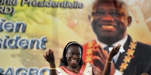 Le 15 janvier 2011 à Abidjan, en Côte d'Ivoire, Simone Gbagbo devant les militants de son époux, Laurent Gbagbo. (ISSOUF SANOGO / AFP)