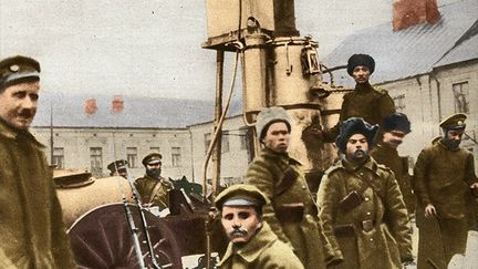 À l’instar des Britanniques qui ne partent pas à la guerre sans provision de thé, les Russes ont équipé leur armée d’un samovar géant. La vodka étant interdite depuis la mobilisation, les soldats doivent, tout comme leurs alliés d’outre-Manche, se contenter de thé pour se réchauffer.

	  (Le Miroir/Prisma Media/GeoHistoire)