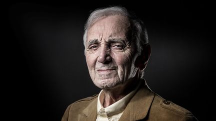 Le chanteur Charles Aznavour pose à Paris le 5 décembre 2016. (JOEL SAGET / AFP)