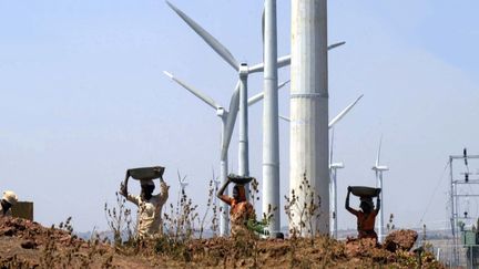 Des éoliennes dans la région de&nbsp;Maharashtra en Inde le 29 mars 2001. (SEBASTIAN D'SOUZA / AFP)