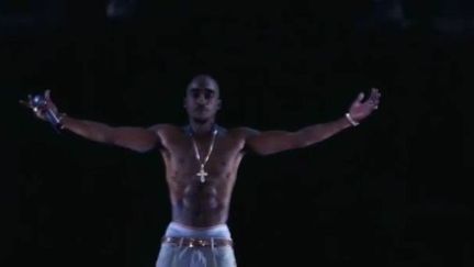 L'hologramme de Tupac Skahur sur la sc&egrave;ne du festival Coachella, en Californie, le 15 avril 2012.&nbsp; (YOUTUBE / FTVI)