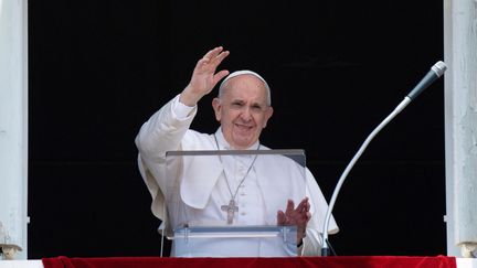 Le pape François salue la foule, lors de la prière de l'Angelus, dimanche 4 juillet, au Vatican.&nbsp; (VATICAN MEDIA / AFP)