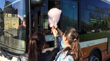 Des foraines distribuent de la barbe à papa à un conducteur de bus au Mans (Sarthe), le 26 mars 2019. (BORIS LOUMAGNE / RADIO FRANCE)