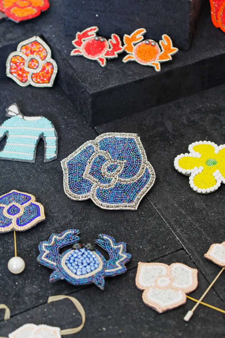 Dans le showroom de Natalie Lacroix, les broches d'Anne Loustau présentées jusqu'au 12 juillet 2019 à la Galerie Joyce à Paris (JOYCE GALLERY / AURELIEN MOLE)