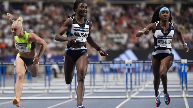 Cyréna Samba-Mayela (à droite), sur le 100 m haies, à Paris, le 18 juin 2022. (JULIEN DE ROSA / AFP)