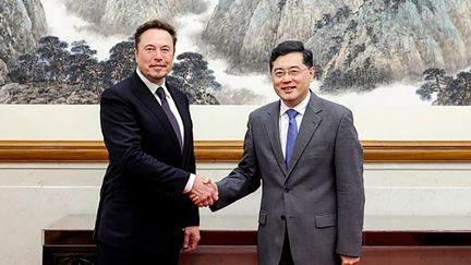 Le PDG de Tesla, Elon Musk (gauche)), serre la main du ministre chinois des Affaires étrangères Qin Gang lors d'une réunion à Pékin, le 30 mai 2023. (HANDOUT / MINISTRY OF FOREIGN AFFAIRS OF T)