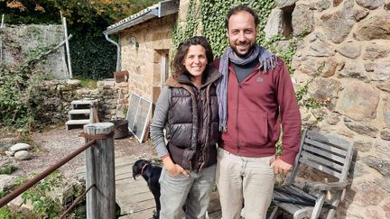 Astrid et Romain, habitants de l'écolieu&nbsp;"GrainetSens" à Boffres, en Ardèche. (FARIDA NOUAR / RADIO FRANCE)