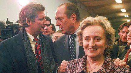 Jacques Chirac, accompagné de Bernadette, discute avec Patrick Sébastien à Tulle, en Corrèze, en 1997. (FRANCOIS GUILLOT / AFP)