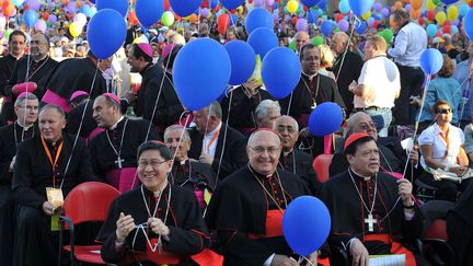 Des cardinaux s'appr&ecirc;tent &agrave; l&acirc;cher des ballons pour c&eacute;l&eacute;brer la Journ&eacute;e de la famille au Vatican, le 26 octobre 2013. (TIZIANA FABI / AFP)