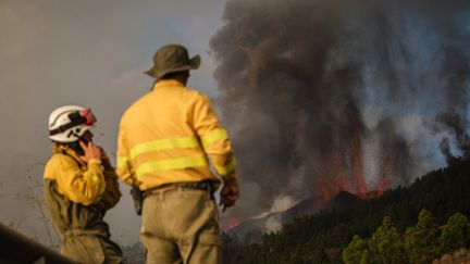 Le Volcan&nbsp;Cumbre Vieja éclate à El Paso, crachant des colonnes de fumée, de cendres et de lave vu de Los Llanos de Aridane sur l'île canarienne de La Palma (Espagne), le 19 septembre 2021. (ANDRES GUTIERREZ / ANADOLU AGENCY / AFP)