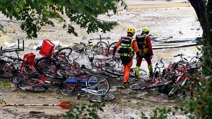 Des secouristes&nbsp;traversent le&nbsp;camping inondé de&nbsp;Saint-Julien-de-Peyrolas (Gard), le 9 août 2018. (BORIS HORVAT / AFP)