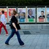 Les panneaux électoraux dans la ville de Pau (Pyrénées-Atlantiques) pour le premier tour de l'élection présidentielle, le 23 avril 2017. (LAURENT FERRIERE / AFP)