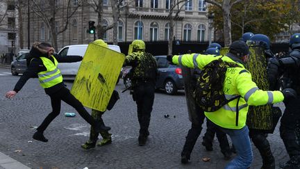 Des "gilets jaunes" s'opposent aux forces de l'ordre à Paris, aux abords des Champs-Elysées. (ALAIN JOCARD / AFP)