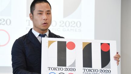 Le designer du logo des JO de Tokyo 2020,&nbsp;Kenjiro Sano, explique comment il a cr&eacute;&eacute; son &oelig;uvre, le 5 ao&ucirc;t 2015 &agrave; Tokyo (Japon). (TORU YAMANAKA / AFP)