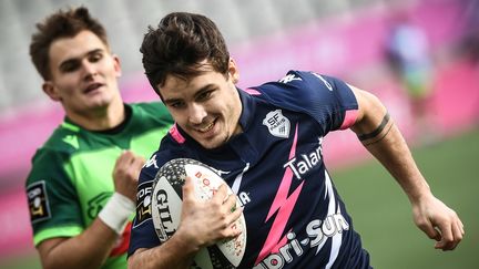 Arthur Coville, demi de mêlée du Stade Français et livreur solidaire pendant la crise du coronavirus (illustration). (PHILIPPE LOPEZ / AFP)