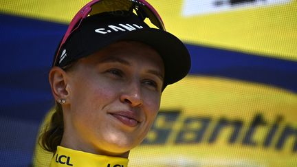 La Polonaise Katarzyna Niewiadoma sur le podium du Tour de France, jeudi 15 août 2024 à Amnéville. (JULIEN DE ROSA / AFP)