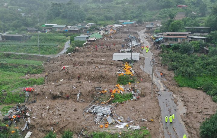 Rescuers are working hard to try to find survivors, as in Yecheon, South Korea, on July 15, 2023. (AFP / YONHAP)