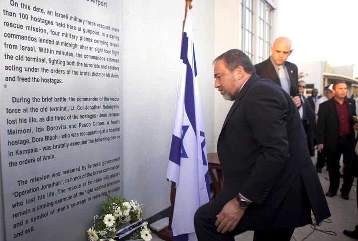 L'ancien ministre israélien des Affaires étrangères, Avigdor Liederman, visite le terminal de l'aéroport d'Entebe en Ouganda, le 10 Septembre 2009. En juillet 1976, un commando israélien y a réalisé un coup d'éclat en libérant 100 otages retenus par le Front populaire de libération de la Palestine. (Photo Reuters/James Akena)