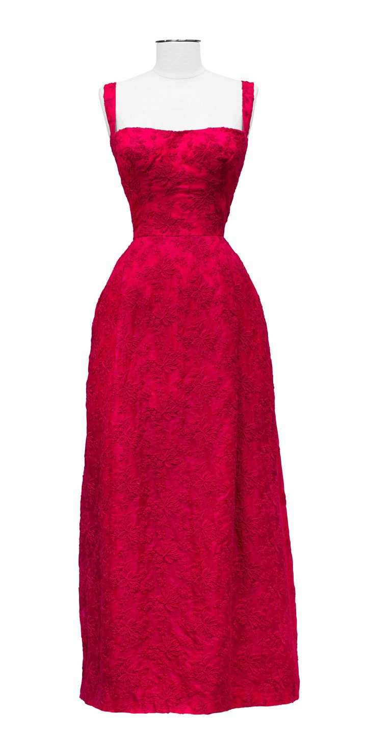 Livia haute couture, robe longue en organza&nbsp;fuchsia foncé entièrement&nbsp;brodé de motifs floraux en fil&nbsp;de coton ton sur ton.&nbsp;Estimation : 3 000-4 000 €.&nbsp;Claudia Cardinale a porté cette&nbsp;robe au Festival de Cannes en&nbsp;mai 1961 pour la projection du&nbsp;film "La ragazza con la valigia" de Valerio Zurlini. (SOTHEBY'S/ART DIGITAL STUDIO)