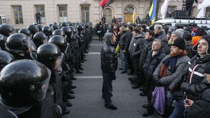 Des policiers et des manifestants pro-europ&eacute;ens se font face devant le Parlement ukrainien, &agrave; Kiev, mardi 3 d&eacute;cembre 2013.&nbsp; (GLEB GARANICH / REUTERS )