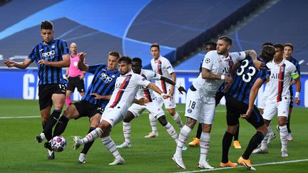 Le croate&nbsp;Mario Pasalic tente de s'emparer du ballon pour l'Atalanta Bergame, face au PSG, dans le quart de finale de la Ligue des champions, à Lisbonne, le 12 août 2020. (DAVID RAMOS / POOL / AFP)